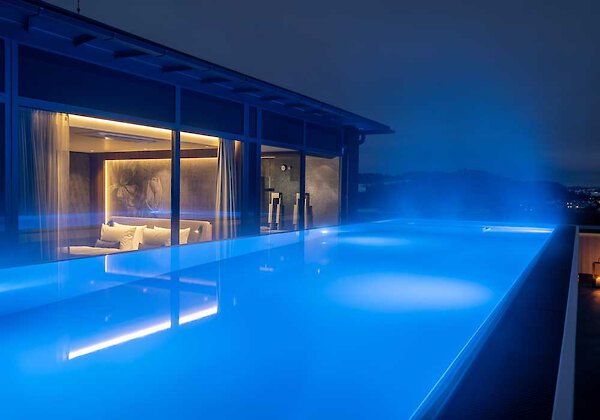 Rooftop-Pool, Bett und Sauna im Wellness- und Sporthotel